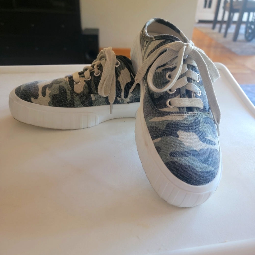 Steve Madden Camouflage Slip on Shoes - Picture 1 of 5